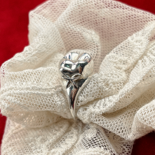 Tooth & Bows Ring Guita Studio